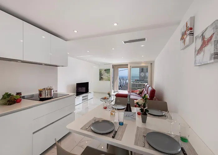 Red View - Happy Apartment